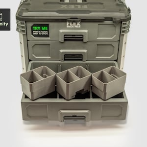 Könnte beinhalten: Graues FLEX Stack Pack Werkzeugaufbewahrungssystem mit drei Schubladen und herausnehmbaren grauen Aufbewahrungsbehältern. Die obere Schublade hat einen Aufkleber mit der Aufschrift "TRY ME PUSH & CLICK SHUT TO LOCK". Das Toolfinity-Logo befindet sich oben links.