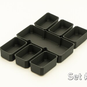 Puede incluir: Conjunto de seis contenedores de almacenamiento de pl&aacute;stico negro con forma rectangular. Los contenedores est&aacute;n dispuestos en una cuadr&iacute;cula. El texto "Set #1" es visible en la esquina inferior derecha de la imagen.