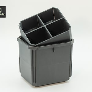 Puede incluir: Dos contenedores de almacenamiento de plástico negro con divisores. El contenedor superior está apilado sobre el contenedor inferior.