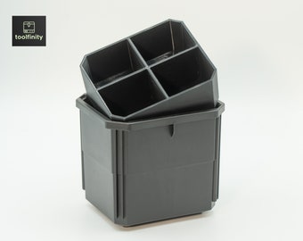 Può includere: Due contenitori di stoccaggio in plastica nera con divisori. Il contenitore superiore è impilato sul contenitore inferiore.