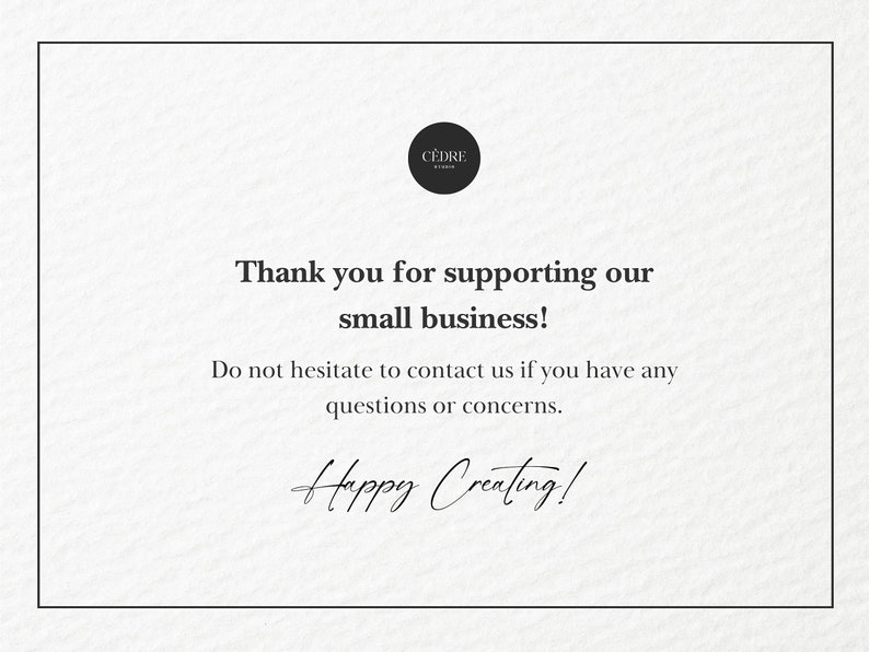 Pu&ograve; includere: Una carta bianca con testo nero. Il testo recita: "Grazie per aver supportato la nostra piccola impresa!" e "Happy Creating!". Un logo circolare con la scritta "C&Eacute;DRE STUDIO" &egrave; in alto. La carta ha un design semplice ed elegante.