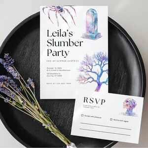 Pu&ograve; includere: Un set di biglietti d'invito e RSVP bianchi con illustrazioni ad acquerello di un ragno, una lapide e un albero. L'invito recita "Leila's Slumber Party" con i dettagli dell'evento. Un mazzo di lavanda &egrave; su un vassoio nero.