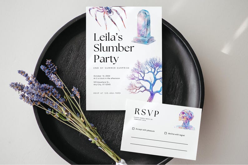 Pu&ograve; includere: Un set di biglietti d'invito e RSVP bianchi con illustrazioni ad acquerello di un ragno, una lapide e un albero. L'invito recita "Leila's Slumber Party" con i dettagli dell'evento. Un mazzo di lavanda &egrave; su un vassoio nero.