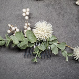 Elegant White Flowers Hair Comb. Charming Floral Hair Accessory for Brides or Bridesmaids