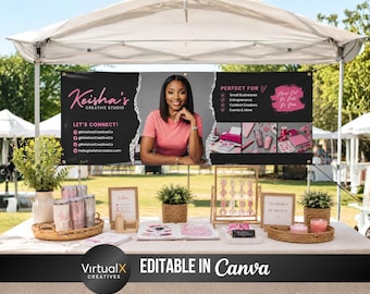Puede incluir: Una pancarta rectangular negra con el texto Keisha's Creative Studio, redes sociales, el retrato de una persona con camiseta rosa y una lista de servicios. La pancarta está colocada en una carpa blanca en un mercado al aire libre.
