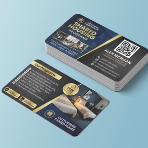 Puede incluir: Una pila de tarjetas de visita con un dise&ntilde;o azul y dorado. Las tarjetas presentan el texto "Cozycorner Shared Homes" y "Shared Housing Programs". Las tarjetas tambi&eacute;n incluyen informaci&oacute;n de contacto y un c&oacute;digo QR.