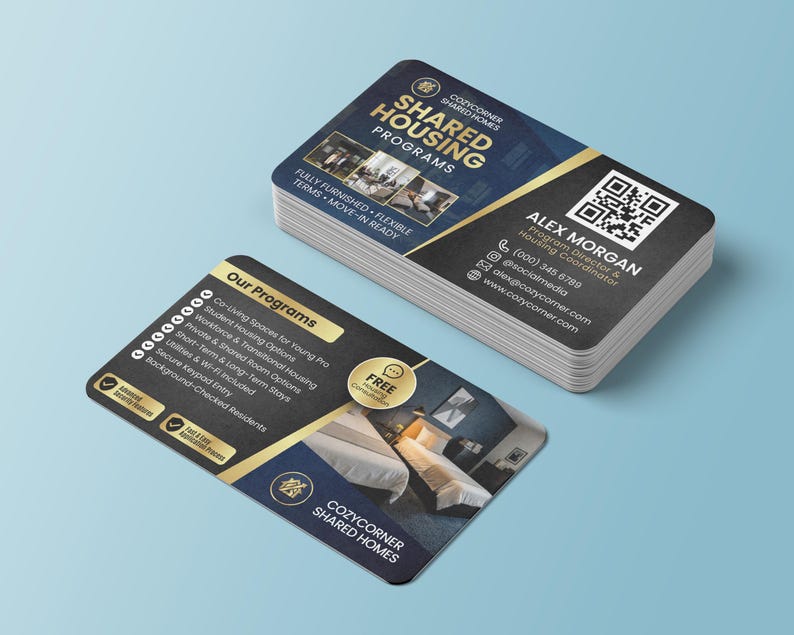 Puede incluir: Una pila de tarjetas de visita con un dise&ntilde;o azul y dorado. Las tarjetas presentan el texto "Cozycorner Shared Homes" y "Shared Housing Programs". Las tarjetas tambi&eacute;n incluyen informaci&oacute;n de contacto y un c&oacute;digo QR.