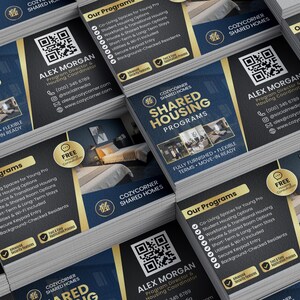 Puede incluir: Una pila de tarjetas de visita con un dise&ntilde;o azul marino y dorado. Las tarjetas presentan el texto "CozyCorner Shared Homes" y "Shared Housing Programs". Las tarjetas tambi&eacute;n incluyen un c&oacute;digo QR, informaci&oacute;n de contacto y una lista de opciones de programas de vivienda.