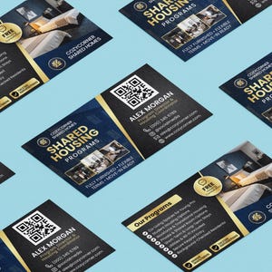 Puede incluir: Tarjetas de visita con un dise&ntilde;o azul y dorado, que promocionan "Shared Housing Programs". Las tarjetas presentan im&aacute;genes de habitaciones amuebladas, c&oacute;digos QR e informaci&oacute;n de contacto de Alex Morgan. Las tarjetas est&aacute;n dispuestas sobre una superficie azul claro.