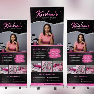 Puede incluir: Tres expositores de banner retr&aacute;ctiles con una mujer con una camisa rosa. Los banners tienen un dise&ntilde;o de m&aacute;rmol negro y plateado con el texto "Keisha's Creative Studio" en rosa. Los banners tambi&eacute;n incluyen el texto "Perfect For" y "Let's Connect!"