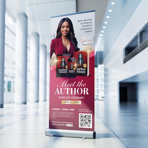 Puede incluir: Un banner retr&aacute;ctil granate que presenta a una mujer sonriente con una blazer roja. El banner promociona "Meet the Author" con el texto "Fearless Visionary" y el nombre de la autora, Sophia Reynolds. Tambi&eacute;n muestra portadas de libros y un c&oacute;digo QR.