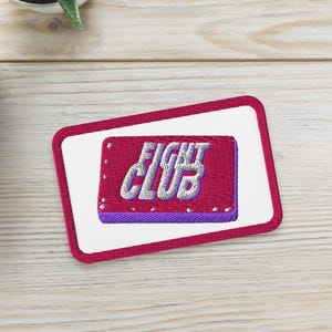 Puede incluir: Un juego de tres tazas de cerámica con un acabado mate moteado. Las tazas son de color crema, gris claro y gris oscuro. Cada taza tiene un diseño simple y minimalista, perfecto para café o té.