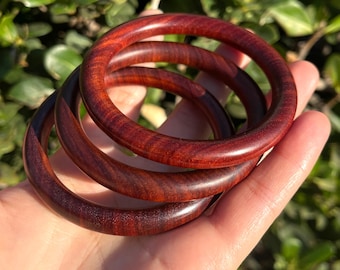 Natural Red Sandalwood Bangle – Timeless Elegance with a Touch of Nature