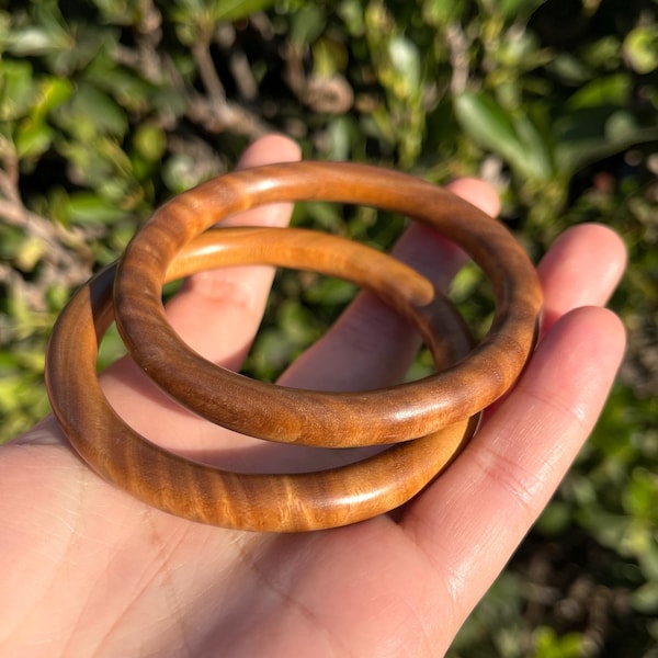 Brazalete de sándalo verde natural: elegancia atemporal en el tono de la naturaleza.