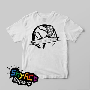 Puede incluir: Camiseta blanca con un gr&aacute;fico en blanco y negro de una raqueta de tenis y una pelota. El gr&aacute;fico tiene una pancarta con el texto "YOUR TEXT".