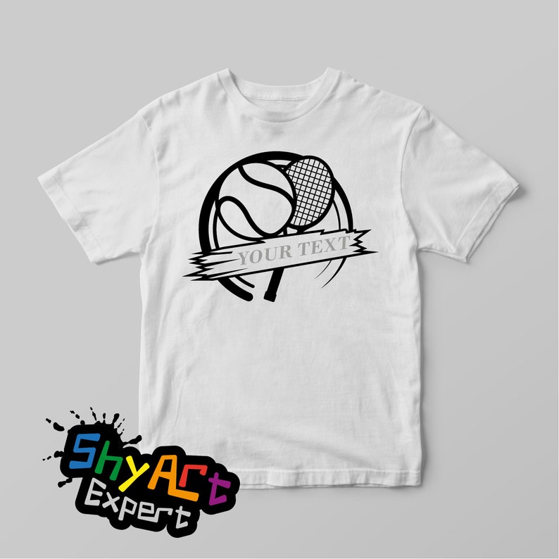 Puede incluir: Camiseta blanca con un gr&aacute;fico en blanco y negro de una raqueta de tenis y una pelota. El gr&aacute;fico tiene una pancarta con el texto "YOUR TEXT".