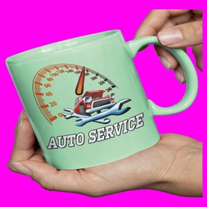 K&ouml;nnte beinhalten: Eine gr&uuml;ne Keramiktasse mit einem wei&szlig;en Henkel. Die Tasse zeigt eine Comic-Illustration eines Autos mit einem Tachometer und Schraubenschl&uuml;sseln. Der Text "AUTO SERVICE" ist in Wei&szlig; auf die Tasse gedruckt.
