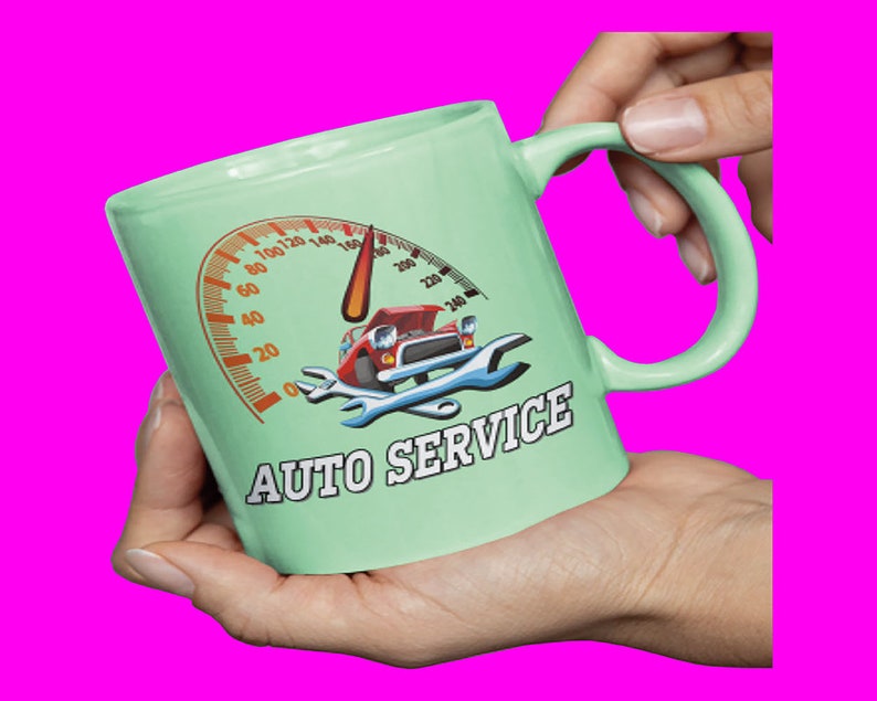 K&ouml;nnte beinhalten: Eine gr&uuml;ne Keramiktasse mit einem wei&szlig;en Henkel. Die Tasse zeigt eine Comic-Illustration eines Autos mit einem Tachometer und Schraubenschl&uuml;sseln. Der Text "AUTO SERVICE" ist in Wei&szlig; auf die Tasse gedruckt.