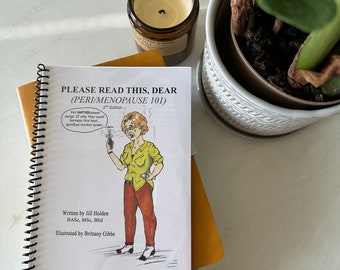 Puede incluir: Un libro blanco en espiral con una cubierta amarilla. La cubierta del libro tiene una ilustración de dibujos animados de una mujer con cabello rubio corto que lleva una camisa amarilla y pantalones rojos. El título del libro es "PLEASE READ THIS, DEAR (PERI/MENOPAUSE 101)" y el subtítulo es "2nd Edition".