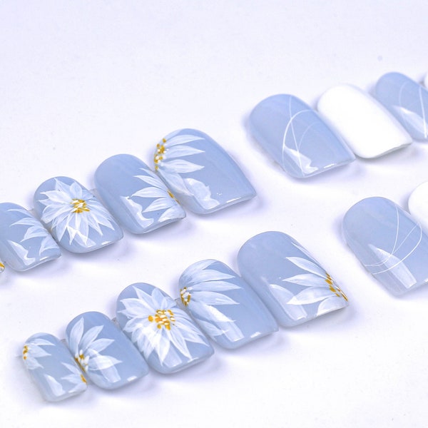 Handmade nails , Daisy Light blue Flower press on nail , Short Round nail , 20 pieces set including size S to L 052902