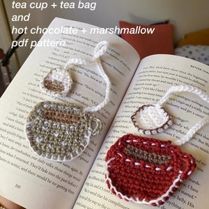 Op de afbeelding: Twee gehaakte theekop- en theezakjes-versieringen. De theekop is rood met witte rand en het theezakje is groen met witte rand. De versieringen liggen op een boek met tekst over de universiteit.