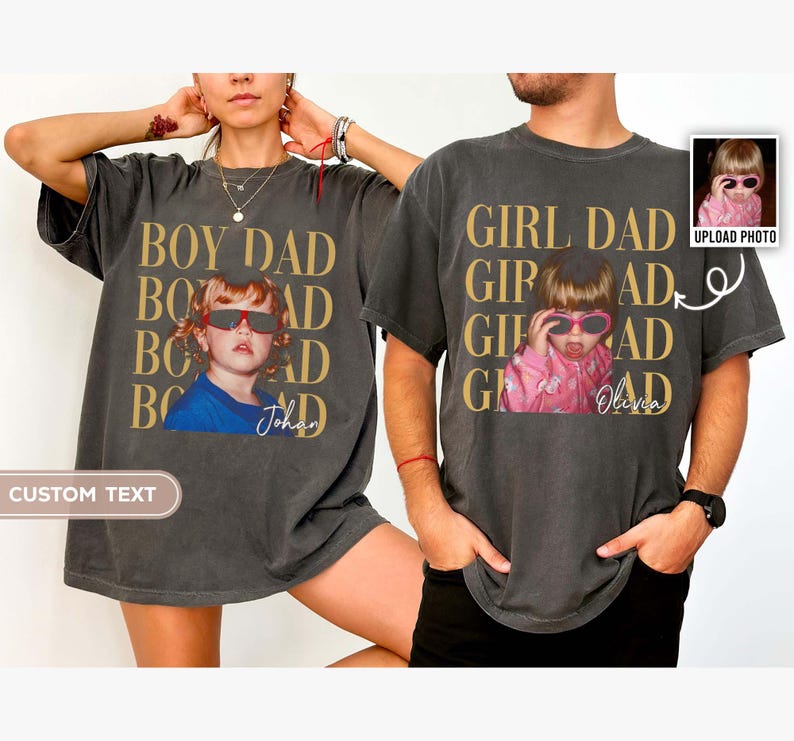 Pode incluir: Duas camisetas cinza escuro com foto e texto personalizados. Uma camisa diz "BOY DAD" com uma foto de uma crian&ccedil;a usando &oacute;culos de sol e o nome "Johan". A outra diz "GIRL DAD" com uma foto de uma crian&ccedil;a e o nome "Olivia".