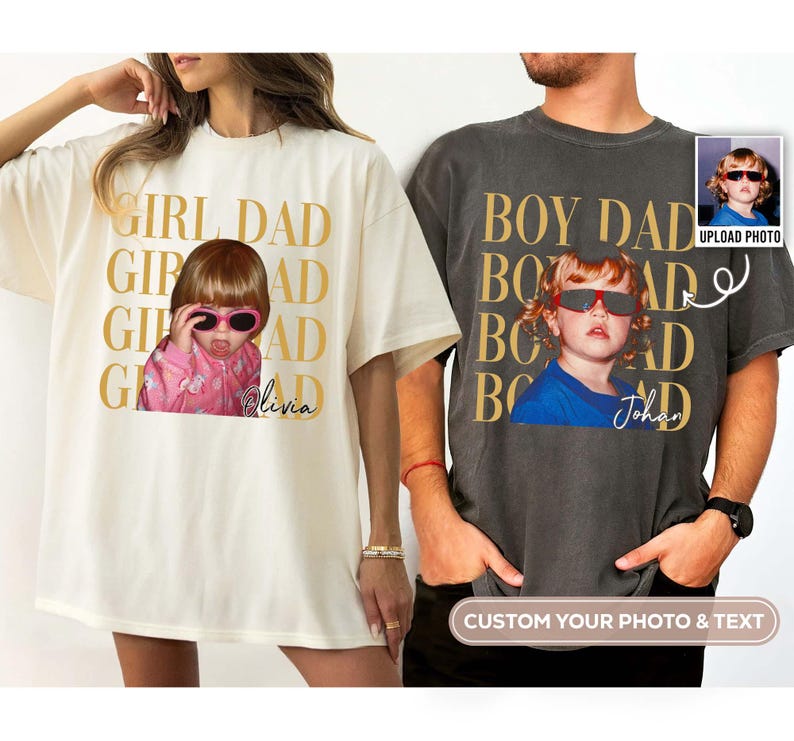 Pode incluir: Duas camisetas grandes, uma creme e outra cinza carv&atilde;o, com estampas fotogr&aacute;ficas personalizadas. A camiseta creme diz "GIRL DAD" com uma foto de uma crian&ccedil;a usando &oacute;culos de sol. A camiseta cinza diz "BOY DAD".