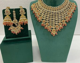 Conjunto de collar Kundan dorado semi nupcial con jhumka largo y tikka / Gargantilla Kundan / Collar indio / Joyería de boda india / Conjunto de collar nupcial