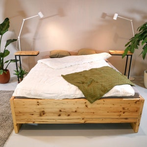 Bett handgefertigt aus alten Massivholz Bohlen, Modell Wood Bild 2