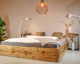 Bett handgefertigt aus alten Massivholz Bohlen, Modell Bottom