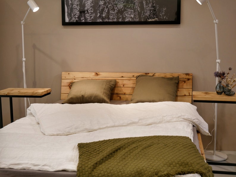 Bett handgefertigt aus alten Massivholz Bohlen, Modell Wood Bild 7