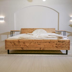 Bett handgefertigt aus alten Massivholz Bohlen, Modell Steel