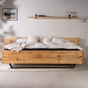 Bett handgefertigt aus alten Massivholz Bohlen, Modell Massiv