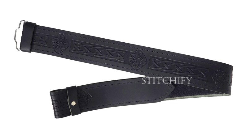 Pode incluir: Cinto de couro preto com n&oacute;s celtas e fivela. O cinto apresenta desenhos de n&oacute;s em relevo e uma fivela simples. A palavra "STITCHIFY" est&aacute; impressa no cinto. Um acess&oacute;rio elegante.