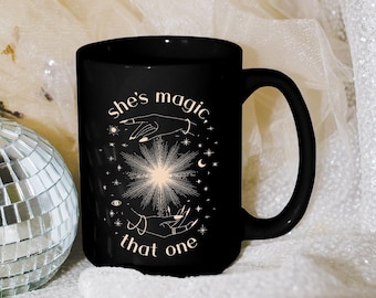Taza de café Divina Femenina: Cerámica negra con cita mágica esotérica