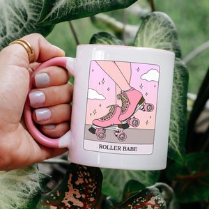 Mug rose de 11 et 15 oz pour cartes de tarot pour patins à roulettes |  Moxi Girl Roller Babe |  Tasse à café décorative