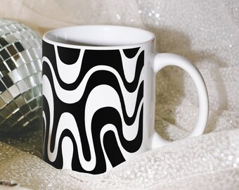 Taza abstracta ondulada en blanco y negro: diseño psicodélico (325 ml o 450 ml)