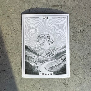 Pegatina de carta de la luna estética en blanco y negro, arte de cartas del tarot, calcomanía para computadora portátil, pegatina espiritual para botella de agua, regalo para lector de tarot de los Arcanos Mayores XVIII