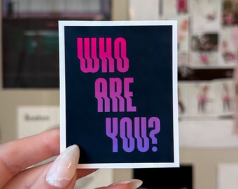 ¿Quién eres? / Calcomanía cuadrada brillante "Introspectiva y espiritual"