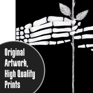 Puede incluir: Ilustraci&oacute;n en blanco y negro de una mano esquel&eacute;tica sosteniendo un solo tallo con hojas. El texto "Original Artwork, High Quality Prints" est&aacute; en un c&iacute;rculo en el lado izquierdo de la imagen.