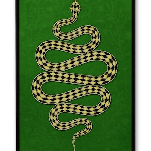 Pode incluir: Uma impressão de arte de parede retangular apresentando uma cobra estilizada com um padrão de diamante preto e amarelo no corpo. A cobra está posicionada verticalmente contra um fundo verde escuro texturizado, emoldurada por uma borda preta fina.