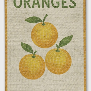 Op de afbeelding: Een rechthoekige wandkunstprint met een mozaïek-stijl illustratie van drie sinaasappels met groene bladeren. Het woord ORANGES staat in grote groene letters bovenaan gedrukt. De achtergrond is gestructureerd gebroken wit met een gele rand.