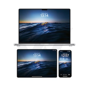 Pode incluir: Uma comparação lado a lado de três dispositivos Apple: um laptop, um tablet e um smartphone. Os três dispositivos exibem a mesma imagem de um oceano azul escuro com um reflexo de pôr do sol dourado. A tela do laptop mostra a hora como 13:14, a tela do tablet mostra a hora como 13:14 e a tela do smartphone mostra a hora como 12:57.