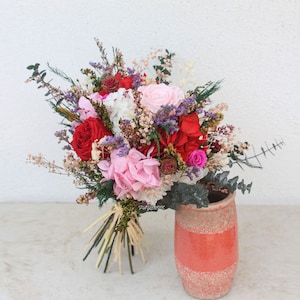 Strauß ewiger Blumen „Lala“, konservierte rote, pastellrosa und weiße Blumen mit ewigen Hortensien und konservierten Rosen