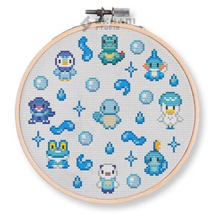 Pode incluir: Um padrão de ponto cruz com vários personagens de Pokémon do tipo água azuis, incluindo Squirtle, Psyduck e Poliwag, sobre um fundo branco.
