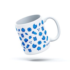 Puede incluir: Taza de cerámica blanca con un patrón pixelado azul de varias formas y diseños.