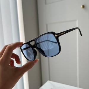 Lunettes de soleil aviateur carrées teintées bleues à monture noire
