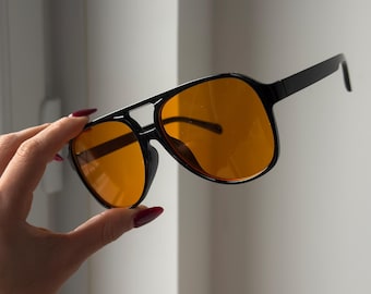 Gafas de sol cuadradas de aviador con montura negra y tinte naranja