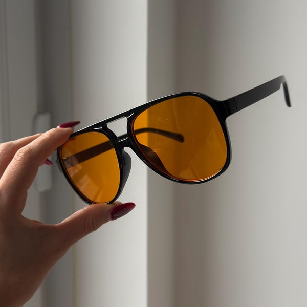 Occhiali da sole quadrati Aviator con montatura nera color arancio
