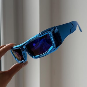 Blau verspiegelte Gläser mit blau metallic futuristischem Rahmen